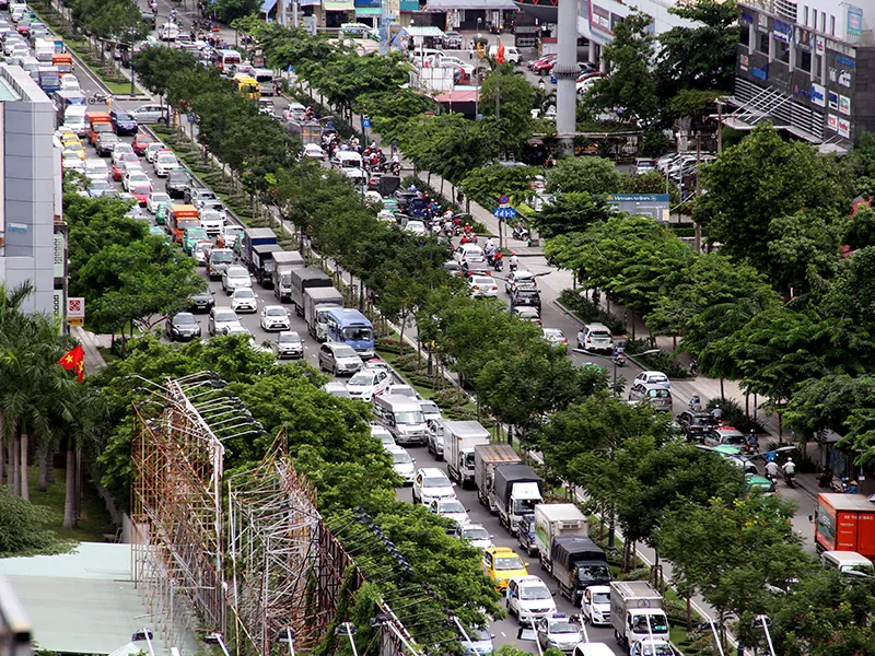 Trong khi đó, tuyến đường Trường Sơn cũng kẹt xe theo cả hai hướng 